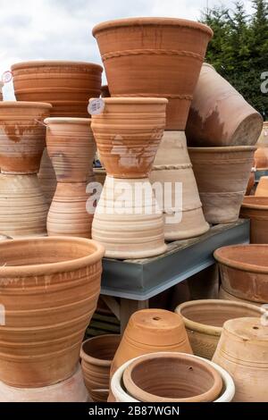 Nahaufnahme eines Stapels Terrakotta Gartentöpfe für Verkauf in einem Garden Center in Großbritannien Stockfoto