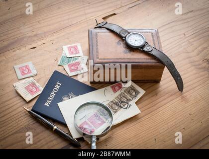 Robustes und maskulines Kiefernholz mit Lederbox und anderen Herrenzubehör für einen väterlichen Urlaubs-Look Stockfoto