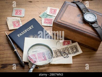 Robustes und maskulines Kiefernholz mit Lederbox und anderen Herrenzubehör für einen väterlichen Urlaubs-Look Stockfoto