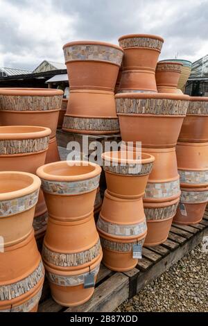 Nahaufnahme eines Stapels dekorativer Gartentöpfe für Verkauf in einem Garden Center in Großbritannien Stockfoto