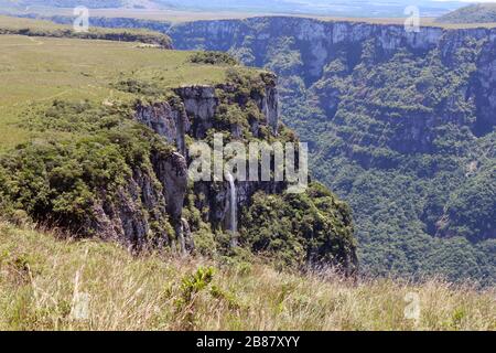 Das ist die Festung Aparados! Dort befindet sich der Serra-Geral-Nationalpark. Rio Grande do Sul, Brasilien, America Latina Stockfoto