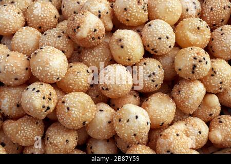 Gebratene Mang Bean gefüllte Bälle, thailändisches Imbissgebäck Schwanenei mit Sesamsamen (Kanom Kai Hong), (Khanom Khai Hong) thailändisches Wort Stockfoto