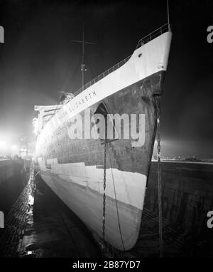 Die Queen Elizabeth Cunard Liner im Trockendock, wo sie ihre jährliche Überholung in Southampton erhält. Stockfoto