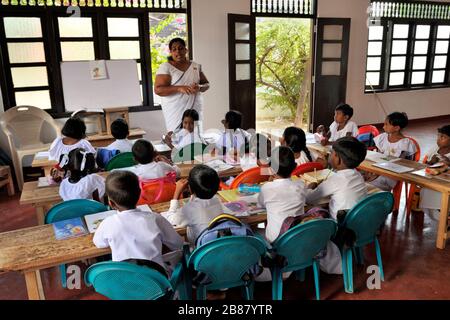 Sri Lanka, Mirissa, Dhammikagiri Viharaya buddhistischer Tempel, Sonntagsbuddhismusschule Stockfoto