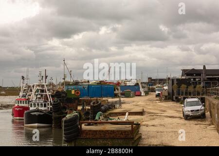 Leigh-on-Sea, Großbritannien. März 2020. Unter pandemischen Einschränkungen vertäuten Fischereifahrzeuge neben Cockle Sheds in Old Leigh, Leigh-on-Sea, Essex. Die Szene spiegelt die Auswirkungen von COVID-19 auf die lokale maritime Industrie und die Maßnahmen zur sozialen Distanz in einer historischen Küstenlandschaft wider. Penelope Barritt/Alamy Live News Stockfoto