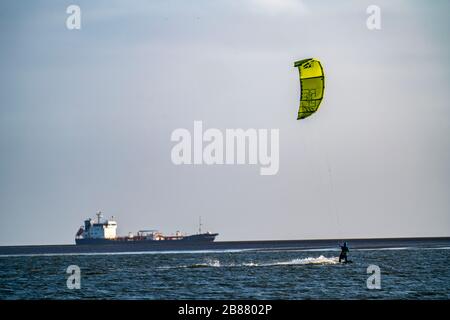 Kitesurfer, Borkum, Insel, Ostfriesland, Winter, Saison, Herbst, Niedersachsen, Deutschland, Stockfoto