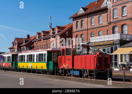 Die Borkumer Kleinbahn, Inselbahn, verbindet den Fährhafen mit dem Inselbahnhof, Nordseeinsel Borkum, Niedersachsen, Deutschland Stockfoto