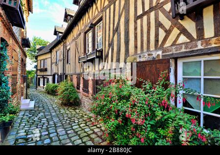 Malerische Fachwerkbauten in der normannischen Stadt Honfleur, Frankreich Stockfoto