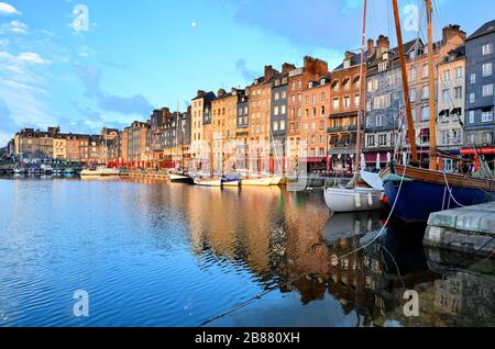 Morgendämmerung am schönen Hafen von Honfleur mit Booten und Spiegelungen, Normandie, Frankreich Stockfoto