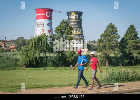 Soweto, Johannesburg, Südafrika - 3. Dezember 2019 - Kühltürme des nicht genutzten Orlando-Kraftwerks; örtliche Attraktion, die heute für Bungee-Jumping genutzt wird Stockfoto