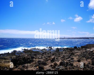 Casablanca, Tenera, Spanien: Panorama auf den Atlantik von Casablanca mit dem hellen Haus auf der Insel Stockfoto