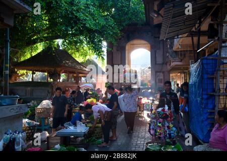 Indonesien Bali Ubud Morgen-Markt. Dieser Sonntag, Der Von Den Frühen Morgenstunden An Lebt. Stockfoto