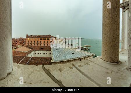 VENEDIG, ITALIEN - 02. August 2019: Innenansicht des Dogenpalastes - Palazzo Ducale. Blick Auf Den Canal Grande. Doge's Palace ist eine der wichtigsten Touristenattraktionen in Stockfoto