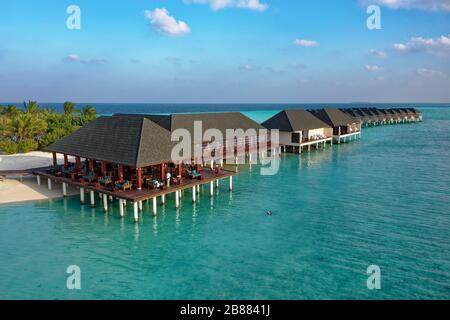 Von links: Bar, Restaurant, Spa, Wasserbungalows, Sommerinsel, Nordmännliches Atoll, Malediven Stockfoto