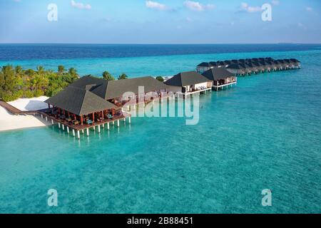 Von links: Bar, Restaurant, Spa, Wasserbungalows, Sommerinsel, Nordmännliches Atoll, Malediven Stockfoto