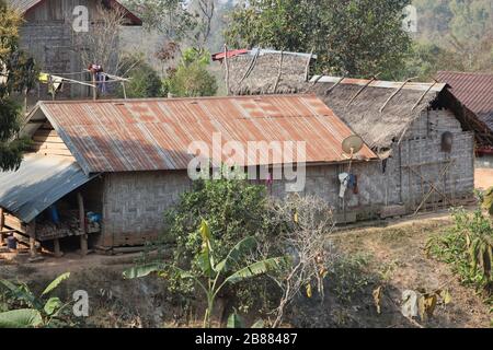 HÄUSER/WOHNUNGEN IN EINEM STAMMESDORF IN DER PROVINZ LUANG NAMTHA IM NORDEN LAOS. Stockfoto