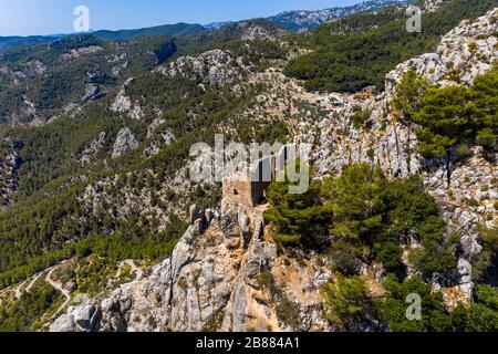 Luftbild, Ruinen der Festung Castell d'Alaro auf Puig d'Alaro, im Rücken der Finca es VergerAlaro, Serra de Tramuntana, Mallorca Stockfoto