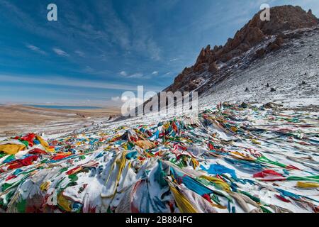 Gebetflaggen am 5186 m hohen Lachen la Pass auf dem Weg zum heiligen Namtso-See, Tibet, China Stockfoto