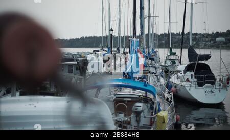 Große Gruppe von Segelbooten dockte im Ozean im weißen Felsen british columbia kanada an Stockfoto