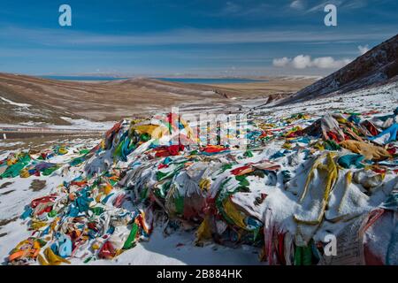 Gebetflaggen am 5186 m hohen Lachen la Pass auf dem Weg zum heiligen Namtso-See, Tibet, China Stockfoto