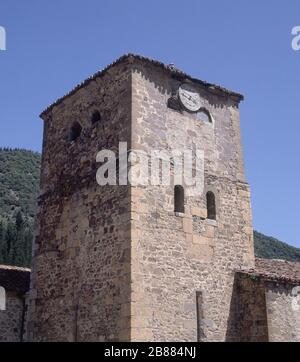 ANTIGUA IGLESIA ENTREGADA EN 1956 AL AYUNTAMIENTO - ACTUALMENTE EN VENTA. ORT: IGLESIA DE SAN VICENTE. Potes. SPANIEN. Stockfoto