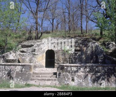 ERMITA RUPESTRE EXCAVADA EN ROCA ARENISCA TAMBIEN CONOCIDA COMO ERMITA DE STA MARIA - S IX Y X. STANDORT: ERMITA DE LA VIRGEN DEL CARMEN. CADAUCH. SPANIEN. Stockfoto