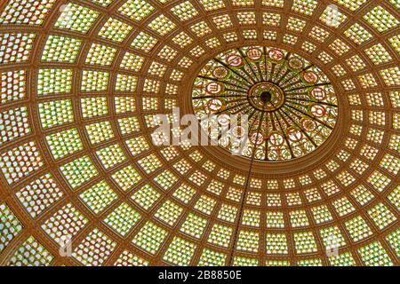 Die Mosaikglaskuppel aus Tiffany in Chicago ist zweifellos eine der spektakulärsten Decken in der Windy City Stockfoto