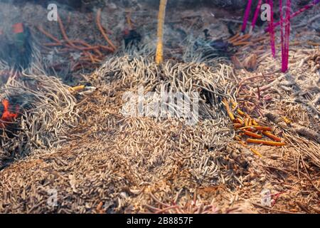 Räucherstäbchen brennen in chinesischer Tempel. Stockfoto