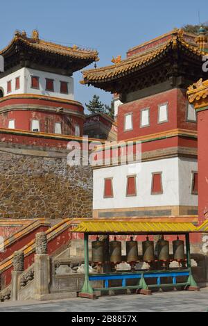 Religiöse Gebäude und Mani beten Räder in Putuo Zongcheng buddhistischen Tempel, eine der acht umliegenden Tempeln in Chengde, Heibei, China. Die Unesco wird Stockfoto