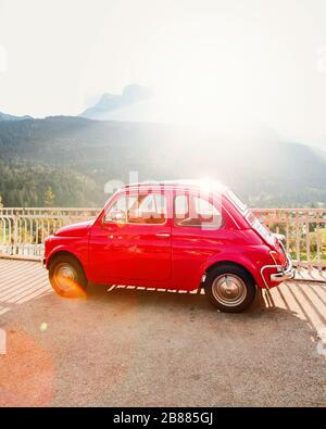 Red Italian Classic Car an einem sonnigen Sommertag in den Bergen Norditaliens Stockfoto