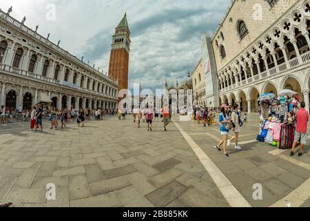 Markusplatz, VENEDIG, ITALIEN - 02. August 2019: Museum Loggetta del Sansovino, Torre dell Orologio, Basilika und Museum San Marco Einheimische und Touristen Stockfoto