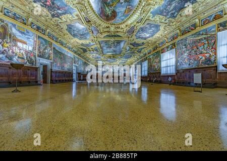 VENEDIG, ITALIEN - 02. August 2019: Innenansicht des Dogenpalastes - Palazzo Ducale, Senatskammer. Doge's Palace ist eine der wichtigsten Touristenattraktionen Stockfoto