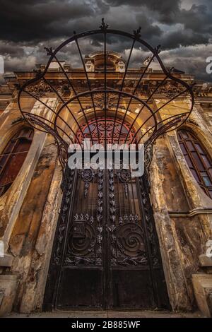 Schöne Fenster oder Türen in verschiedenen Farben und Formen mit Wandtexturen und alten Details. Stockfoto