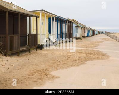 Strandhütten im Winter in Sandilands, Sutton on Sea, Lincoln, Großbritannien Stockfoto