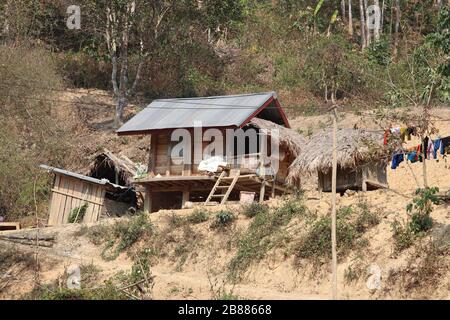 TYPISCHES DORFHAUS IN DER PROVINZ LUANG PRABANG, NORDLAOS. Stockfoto