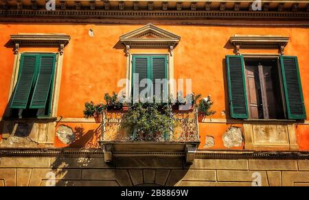 Schöne Fenster oder Türen in verschiedenen Farben und Formen mit Wandtexturen und alten Details. Stockfoto