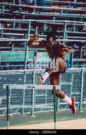 Edwin Moses konkurriert bei den US-amerikanischen Leichtathletik-Team-Trials 1980 Stockfoto