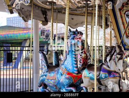 Ein blauer Seedrache ist eine der vielen Tierfiguren auf dem Karussell in der Innenstadt von Oklahoma City. Stockfoto