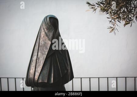 Statue einer Frau, die in Black Cloak gekleidet ist und von ihrem Rücken aus Veil 'La Cobijada' ansteht Stockfoto