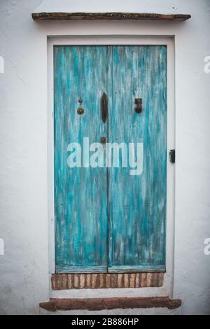 Vintage Retro Entrance Fassade mit blau bemalter Holztür und Treppe in Vejer de la Frontera, Cadiz, Spanien Stockfoto