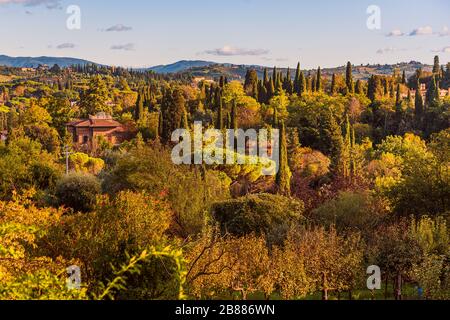 Klassisches Panorama der toskanischen Landschaft mit Hügeln, Zypressen, Villen Stockfoto