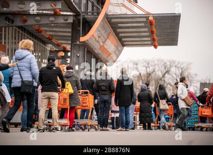 Berlin, Deutschland. März 2020. Käufer, die in einer Warteschlange vor einem OBI-Baumarkt stehen, werden nur einzeln vom Sicherheitspersonal aufgenommen. Credit: Michael Kappeler / dpa / Alamy Live News Stockfoto