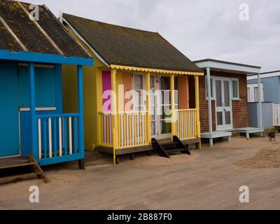 Strandhütten entlang der Promenade zwischen Sandilands und Sutton on Sea, Lincoln, Großbritannien Stockfoto