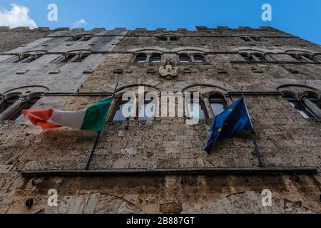 Die mittelalterliche Stadt Massa Marittima in der Toskana, Fassade des Rathauses, Giuseppe Garibaldi Platz Stockfoto