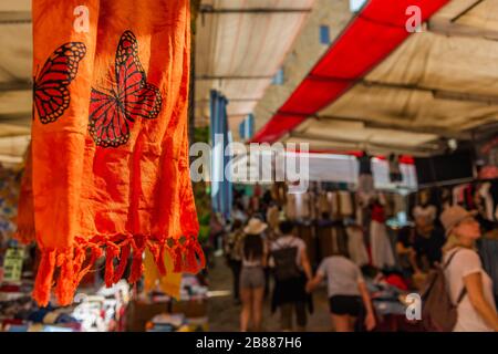 Italien, die Toskana, der italienische Markt im Freien und der bunte italienische Markt, ein Schal mit Schmetterlingszeichnung Stockfoto