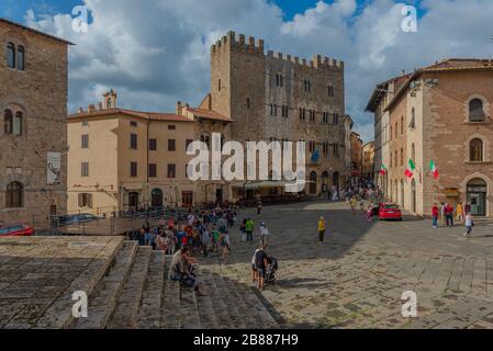 Die mittelalterliche Stadt Massa Marittima in der Toskana, der Giuseppe Garibaldi Platz mit Rathaus, Blick von der San Cerbone Domtreppe Stockfoto