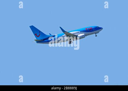 Boeing 767-304 von TUI Airways gegen blauen Himmel Stockfoto