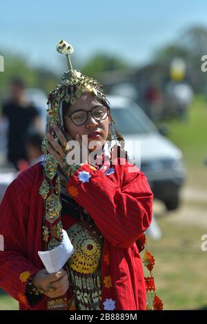 TURKMENISTAN, ASHGABAT - 1. MAI 2019: Tag des turkmenischen Rennpferdes. Öffentlich. Mädchen in traditioneller Kleidung und Kopfschmuck. Stockfoto