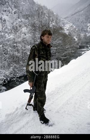 21. Januar 1994 während des Krieges in Zentralbosnien: Ein bosnisch-muslimischer Polizist mit seinem Sturmgewehr Zastava M70 nördlich von Gornji Vakuf. Stockfoto