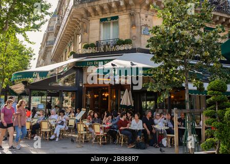 Das berühmte Café Les Deux magots im pariser Viertel Saint Germain des Pres, sonniger Sommertag in Paris. Leute, die draußen im französischen Café sitzen Stockfoto